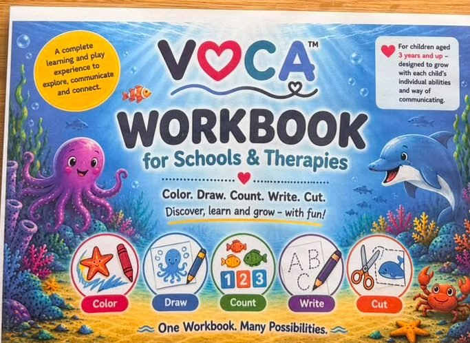 Cover des VOCA-Arbeitshefts mit den fünf Tätigkeiten Ausmalen, Zeichnen, Zählen, Schreiben, Ausschneiden.